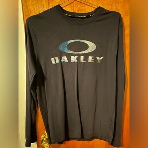 Used men’s Oakley long sleeve tee